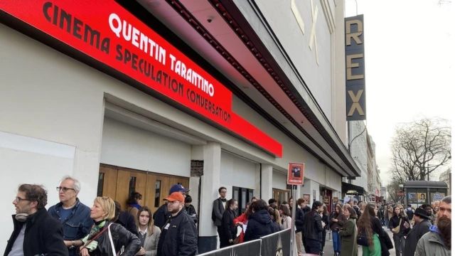 Ljudi u redu ispred bioskopa