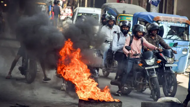 টায়ার জ্বালিয়ে বিক্ষোভের ছবি