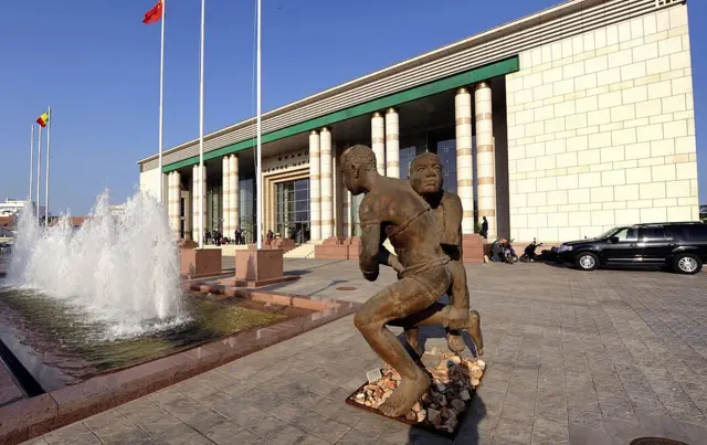 Une vue de la façade du Grand Théâtre de Dakar