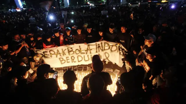 Di Jakarta, kumpulan dari berbagai pendukung klub sepak bola Indonesia bergabung di depan kantor Kemenpora guna berbela sungkawa terhadap para korban tragedi Stadion Kanjuruhan Malang sekaligus mendesak pemerintah menginvestigasi kejadian yang menewaskan 125 orang tersebut. 