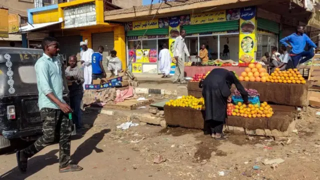 أشخاص يبيعون ويشترون في سوق