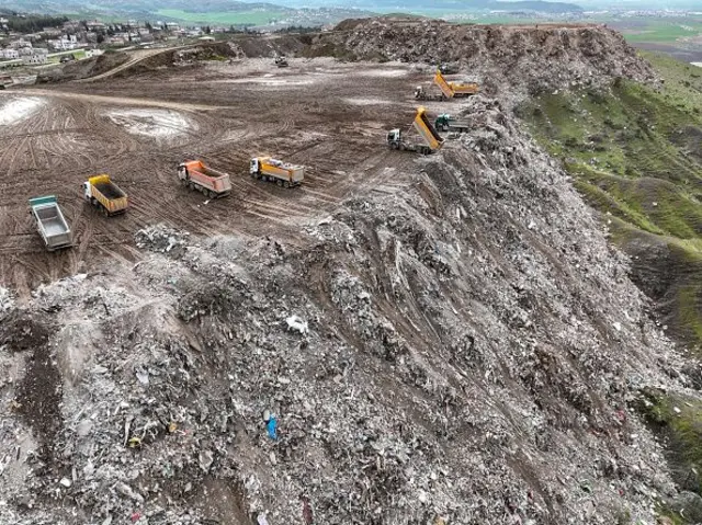Kahramanmaraş'ın Dulkadiroğlu ilçesine bağlı Karacasu köyünde depremlerin ardından kaldırılan enkazın havadan görünümü. 20 Mart 2023. 