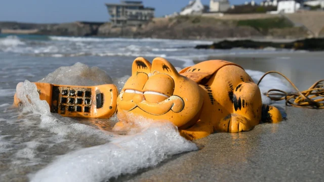 Telefonepix bet ganhe 12personagem Garfield perto do mar na praia