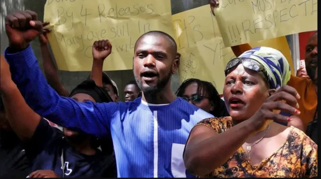 Carada dadwaynaha ayaa ku sii kordhaysa afduubka dadka dhaliila dawladda
