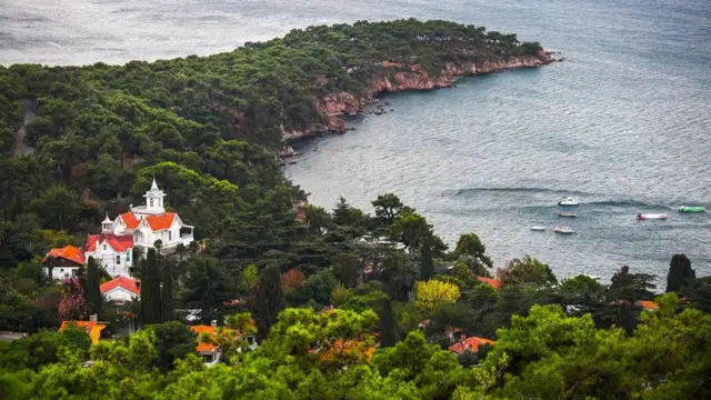 يأتي الزوار إلى الجزر للاستمتاع بالهواء النقي والطبيعة