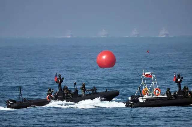 台湾海军M109突击艇于2026年1月29日（周四）在高雄一处海军基地外进行演习。