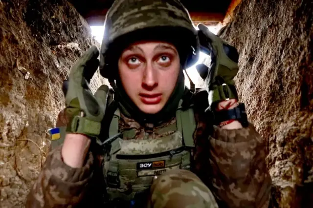 Jeune soldat ukrainien se protégeant d'un obus.
