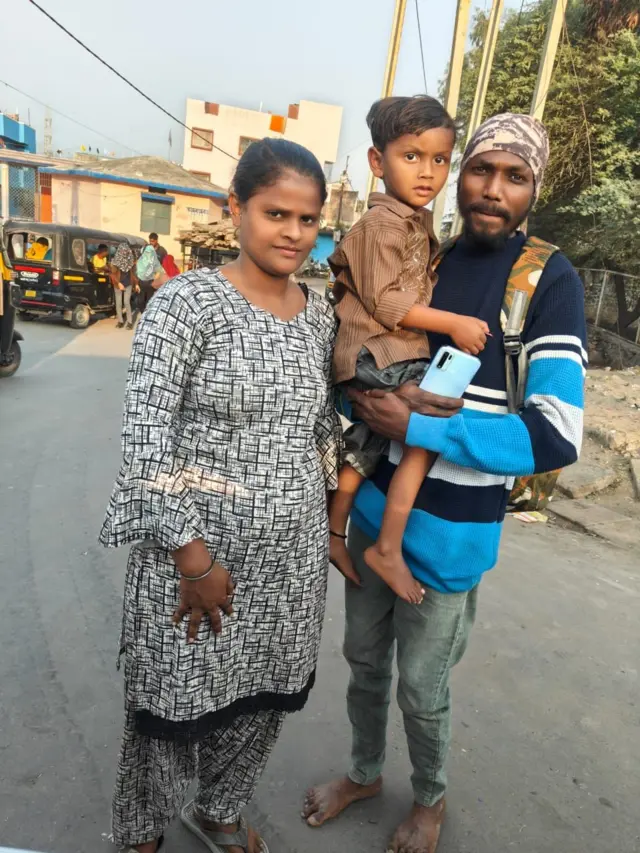 दोन महिन्यानंतर एकत्र आलेले सागर ढगे त्यांच्या पत्नी शहनाज आणि मुलगा कार्तिक सोबत.