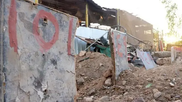 Mawe na mbao zilizo na nambari kwenye maeneo ya mazishi karibu na msikiti huko Omdurman.