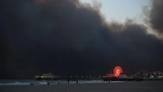 આગથી ઘેરાયેલું સેન્ટા મોનિકાનો વિસ્તાર જ્યાં લોકોને ઘર ખાલી કરવાનું કહેવાયું છે