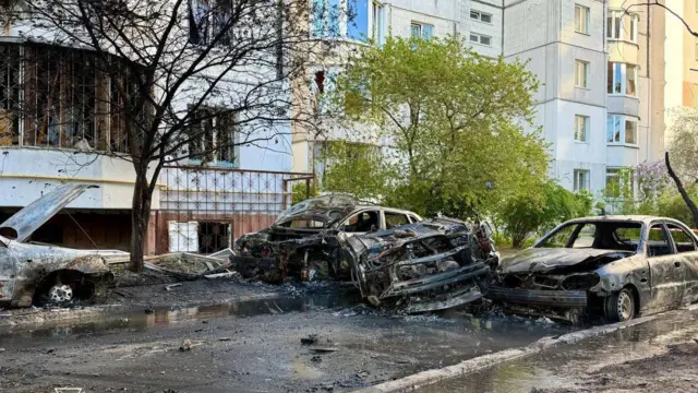 Згорілі автівки в Києві 