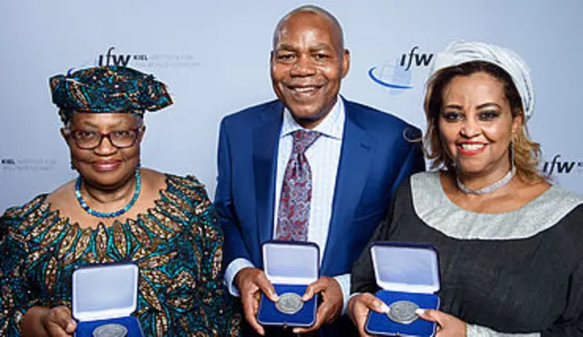 ዶ/ር ዕሌኒ ገብረ መድህን ከሌሎች ተሸላሚዎች ጋር 