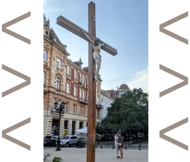 Một cặp đôi chia tay trước ngày chàng trai quay lại chiến trường. 