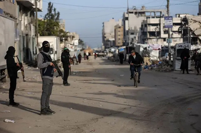 چند نیروی مسلح حماس با چهره‌های پوشیده در خیابانی در غزه