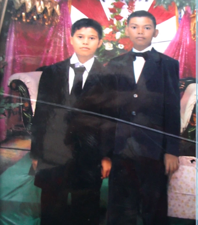 Zainuddin (kiri) adalah putra Siti Zulaiha yang menjadi korban gempa 2013 silam.