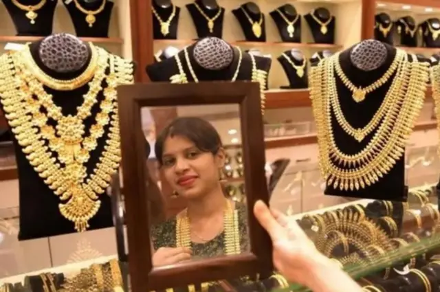 परदेशातून किती सोनं भारतात आणता येतं? जाणून घ्या नियम