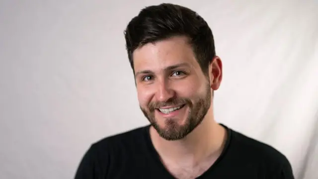 Michael Sable, con una sonrisa, mira a la cámara