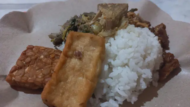Menu Rp10.000 terdiri dari nasi, tahu dan tempe, dan sayur, tanpa ada kandungan proteni hewani.