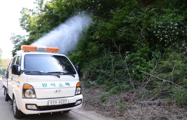 휴전선 접경지 말라리아 방역하는 소독차