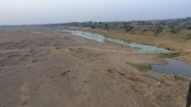 肯河流經班達塵土飛揚的土地時的廣角鏡頭