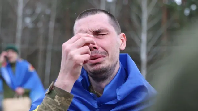 Український військовий під час обміну полонених 