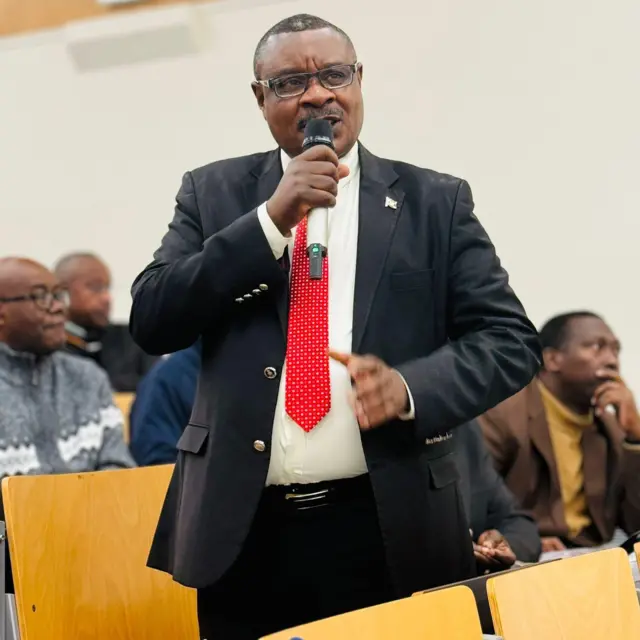 Térence Ntahiraja aserukira Uburundi mu Bubiligi arashigikira ibiri muri ico gitabo akavuga ko kije guterera mu kumenya ukuri kuri kahise kahekuye Abarundi ku wa 21 Gitugutu 1993