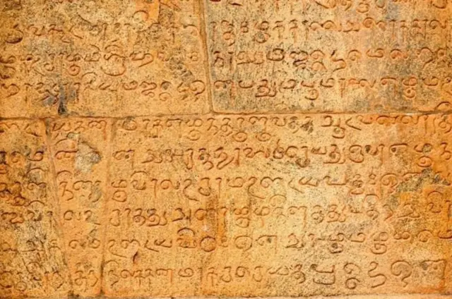 दगडावर कोरलेली तमिळ लिपी