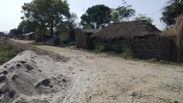 सुस्ता गाउँमा रहेका छाप्रोहरू। त्यहाँका धेरै जनासँग नागरिकता नरहेको बताइन्छ