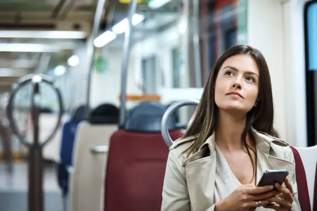 Mujer pensando en el metro