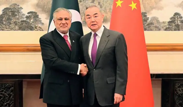 عکسی از وانگ یی وزیر خارجه چین در کنار اسحاق دار همتای پاکستانیاش