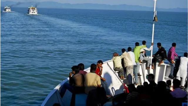 জাহাজে করে সেন্টমার্টিন দ্বীপে যায় পর্যটকরা।