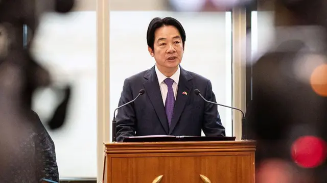 El presidente de Taiwán, Lai Ching-te, habla durante una conferencia de prensa en el Aeropuerto Internacional de Taoyuan, en Taoyuan