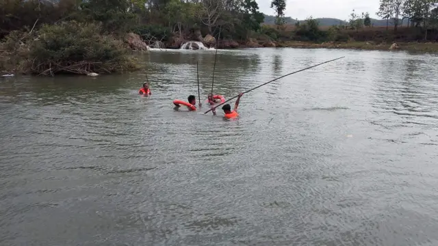 ရေနစ်သူတွေကို မြန်မာနိုင်ငံမီးသတ်တပ်ဖွဲ့နဲ့ ရွှေညောင်ပင် လူမှုကူညီရေးအဖွဲ့တို့က ကူညီ ရှာဖွေခဲ့ကြပါတယ်