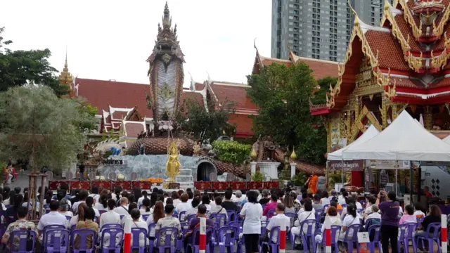 Nhiều người đã đến chùa Wat Nak Prok vào chiều 6/6 mong gặp đoàn nhà sư Bộ hành vì hòa bình
