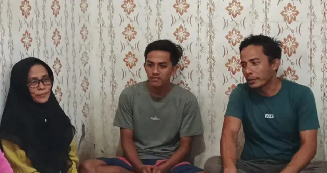 Tak hanya berupaya untuk menyelamatkan dirinya, Eka Toniansyah (tengah) juga berjuang menolong ayahnya yang ikut dalam pelayaran itu.