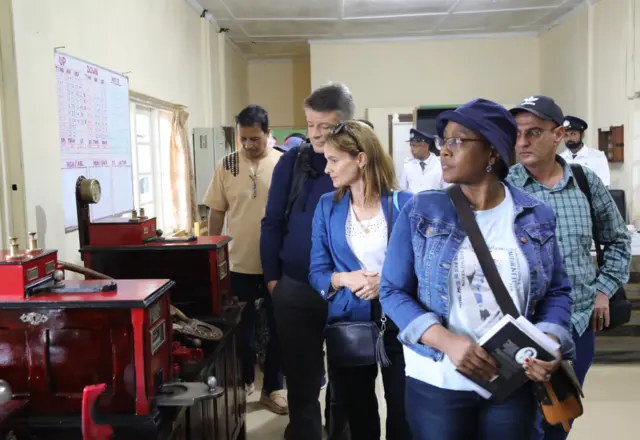 තීත යුගයේ භාවිතා කළ දුම්රිය සංඥා ක්රියාවලියක් සහ තවමත් මෙරට දුම්රිය මාර්ගවල ඉතා සූක්ෂම ලෙස පිළිපදින සංඥා ටැබ්ලට් පද්ධතිය න