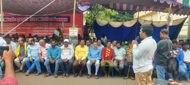 పోర్ట్ కార్మికుల నిరసన