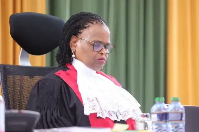 Martha Koome perezidante w'Urukiko rw'Ikirenga rwa Kenya ukuriye inteko y'abacamanza barindwi batanga umwanzuro 