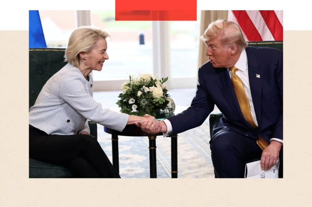 Le président américain Donald Trump serre la main de la présidente de la Commission européenne Ursula von der Leyen.