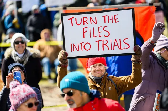 जेफ़री एपस्टीन फ़ाइलों को लेकर सुनवाई की मांग करते लोग (फ़ाइल फ़ोटो)