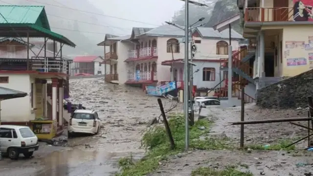 بارش کے زمانے میں عام طور پر بادل پھٹنے کے واقعات رونما ہوتے ہیں اور اس طرح کے مناظر نظر آتے ہیں