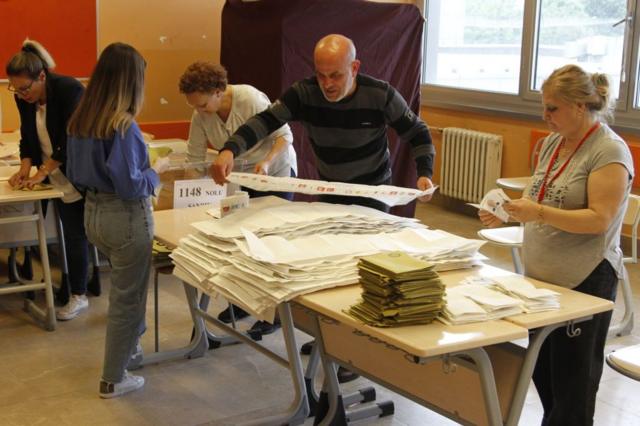 31 Mart 2024 Pazar günü yapılacak yerel seçimler için takvim işlemeye devam ediyor. Bugün Yüksek Seçim Kurulu’nda (YSK) yapılan kura ile partilerin oy pusulalarındaki yeri belli oldu.