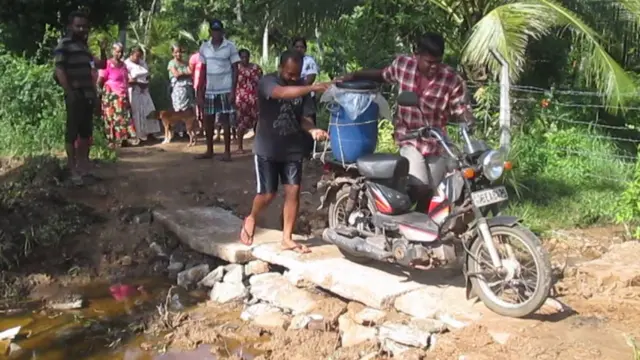 බිංගිරිය, ගැටුලාව ගම්මනයේ මාර්ගයක් කැඩී ගොස් ඇති ස්ථානය