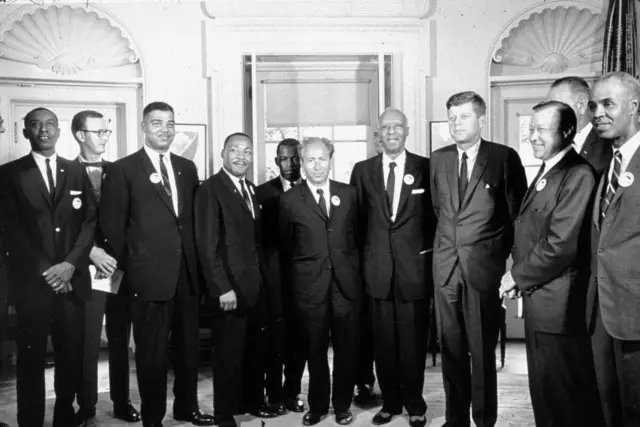 28 août 1963 : Le président américain John F Kennedy (1917 - 1963) à la Maison Blanche avec les leaders de la « Marche sur Washington » (de droite à gauche) Roy Wilkins (1910 - 1981), Walter Reuther (1907 - 1970), John F Kennedy, A Philip Randolph (1889 - 1979), le rabbin Joachim Prinz, John Lewis, Martin Luther King (1929 - 1968), Whitney Young (1922 - 1971), Mathew Ahmann et Floyd McKissick. Derrière Reuther se trouve le vice-président Lyndon Johnson. 