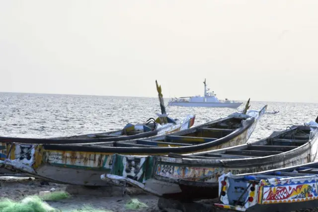 Un bateau de la marine sénégalaise ancré à l'arrière-plan pour assurer la sécurité du site d'installation d'une plateforme où une importante découverte de gaz offshore est en cours d'exploitation, au large de la côte de Saint-Louis, dans le nord du Sénégal, en 2022.