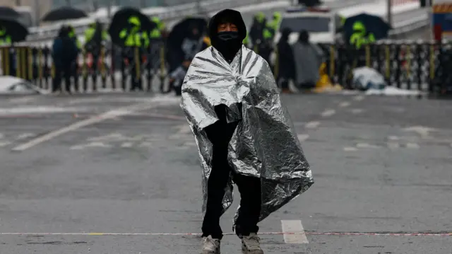 بحران کره جنوبی؛ تجمع هزاران معترض در هوای برفی همزمان با تلاش ناموفق برای بازداشت رئیس‌جمهور تعلیق شده