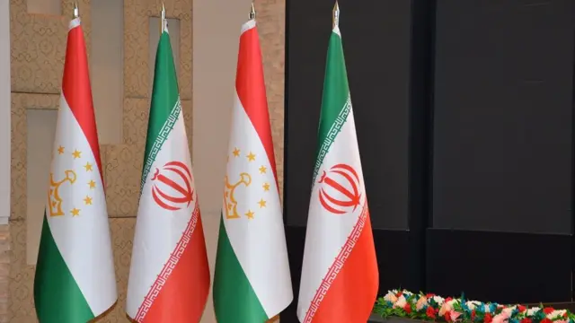 پرچم های ایران و تاجیکستان در کنار هم
