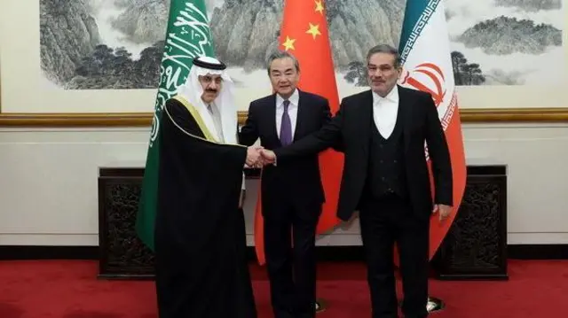 وزير الخارجية الصيني وانغ يي يتوسط أمين مجلس الأمن القومي الإيراني السابق علي شمخاني ومستشار الأمن الوطني السعودي مساعد العبيان 