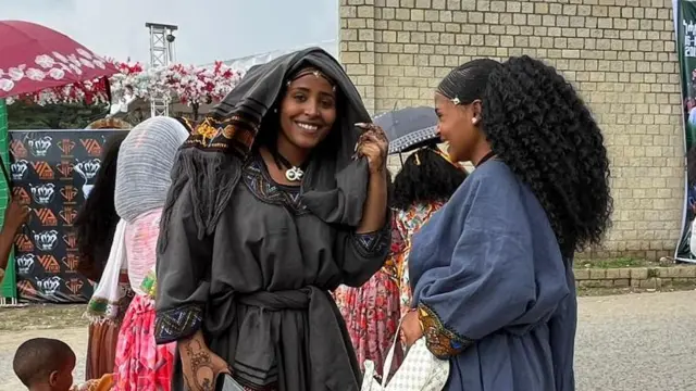 በዓል ኣሸንዳ፡ መሰረቱ ሃይማኖታዊ ኰይኑ፡ ካብ ቀረባ ዓመታት ናብዚ ባህላዊ ትሕዝትኡ እናጐልሐ ይኸይድ ኣሎ። 