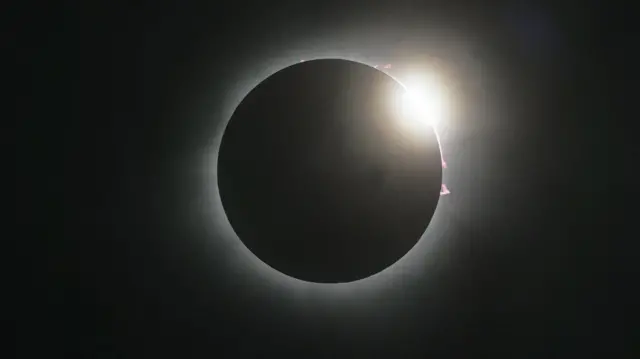 సంపూర్ణ సూర్యగ్రహణం 